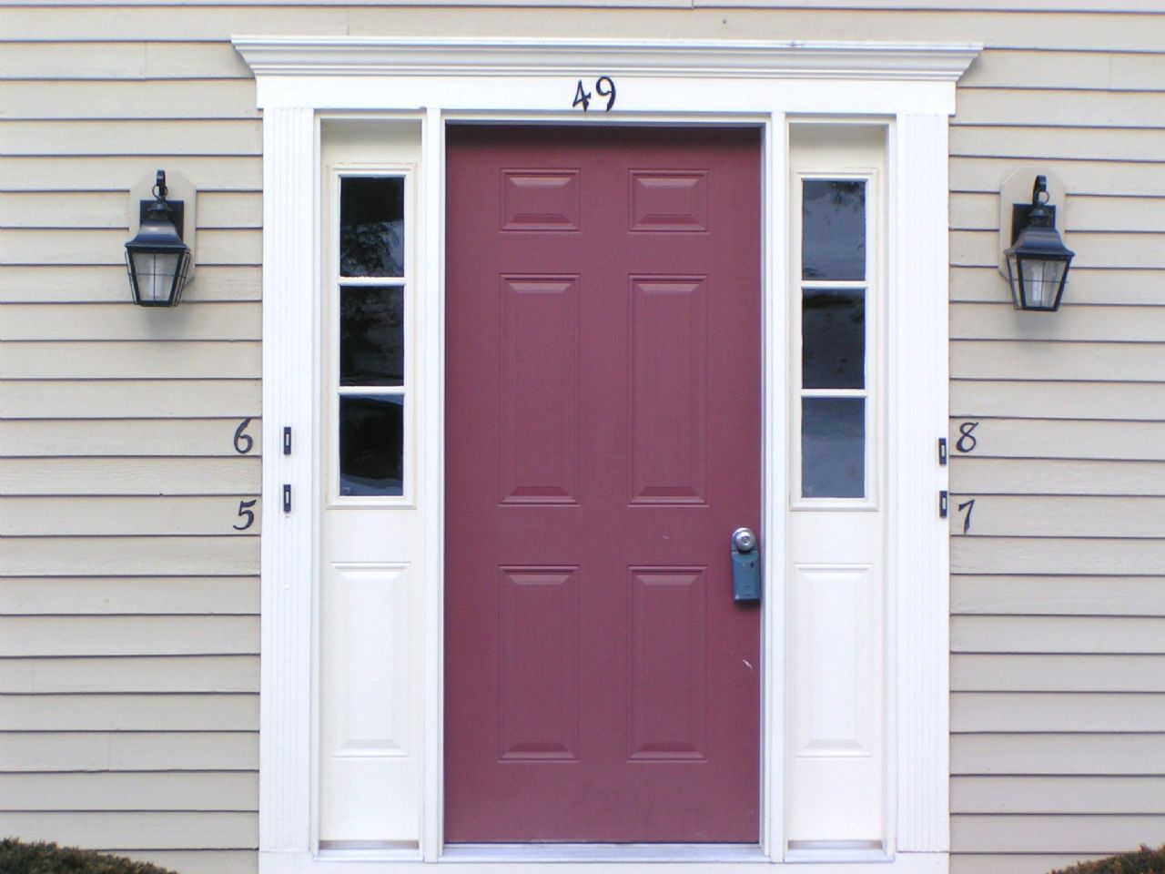 entry door w/doorbell & lighting
